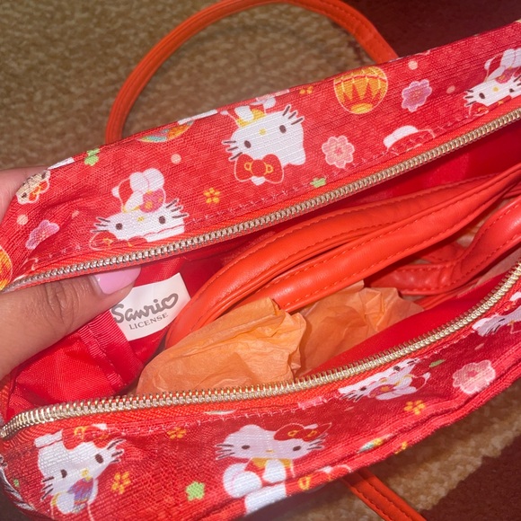 CUTEST HELLO KITTY SANRIO PURSE🥰🥹 - Picture 4 of 4